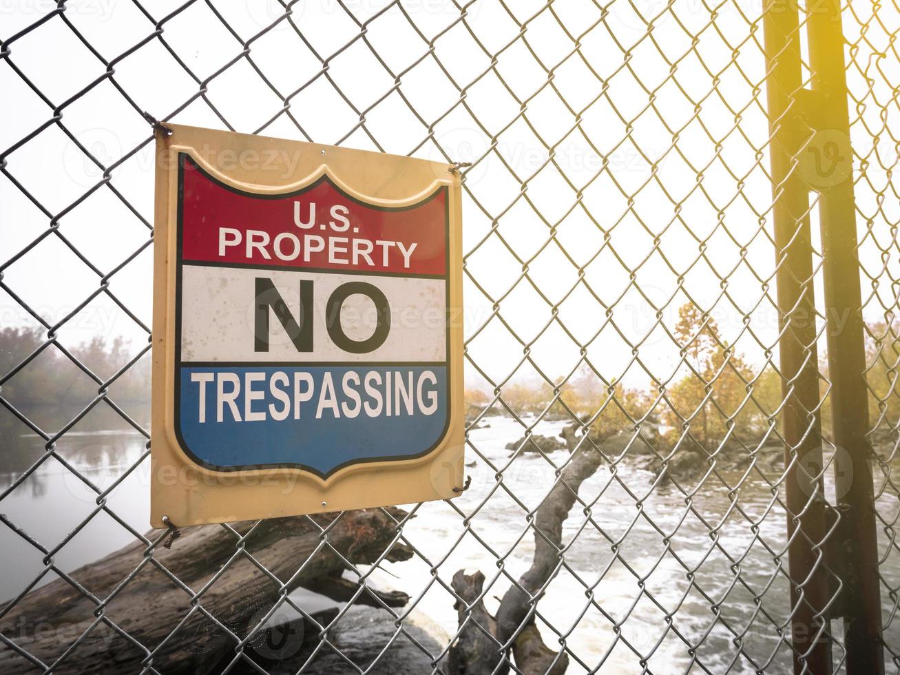 ons eigendom bord met verboden toegang in de buurt van een rivier foto