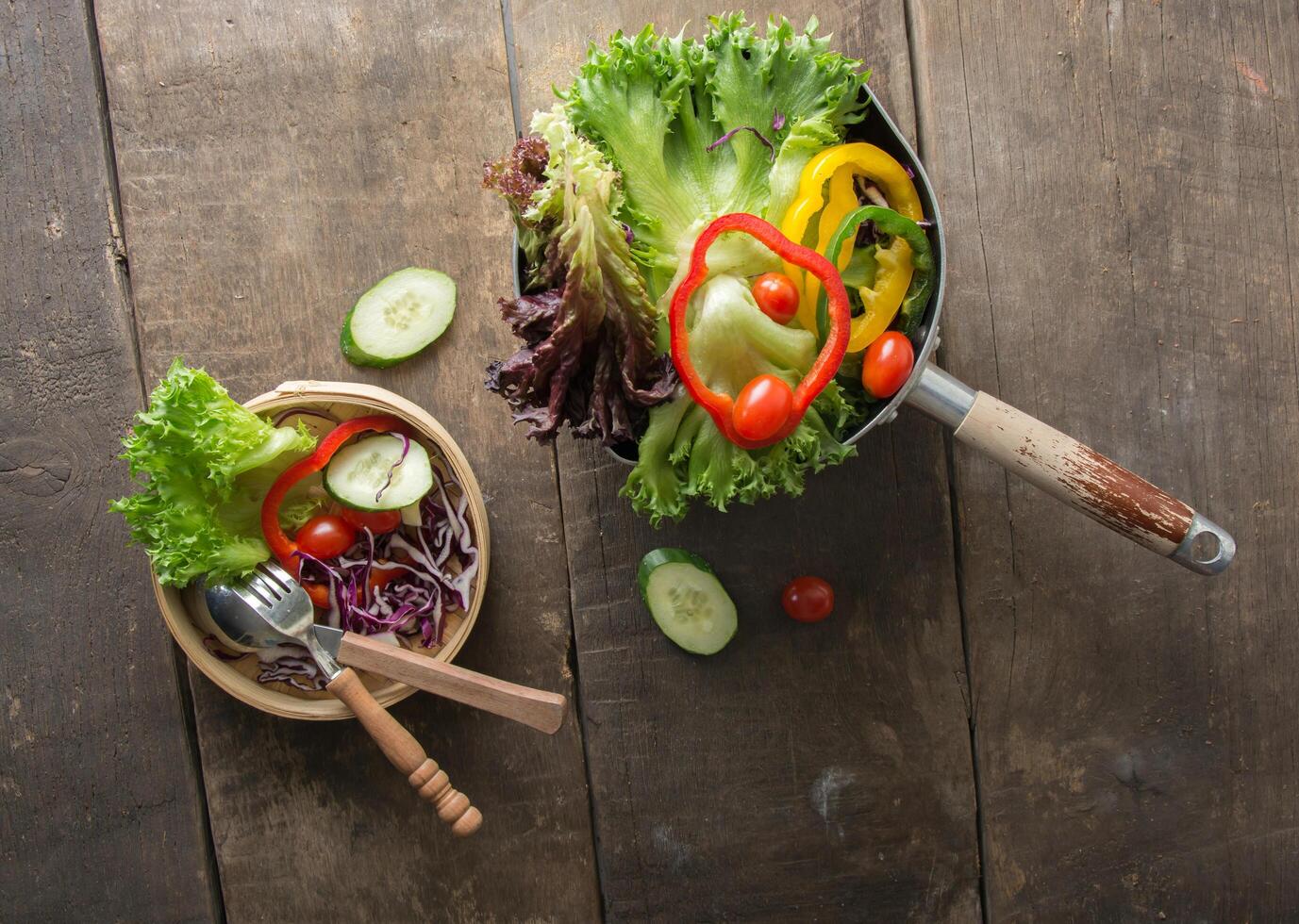 verse groentensalade op kom met het meten van houten achtergrond. foto