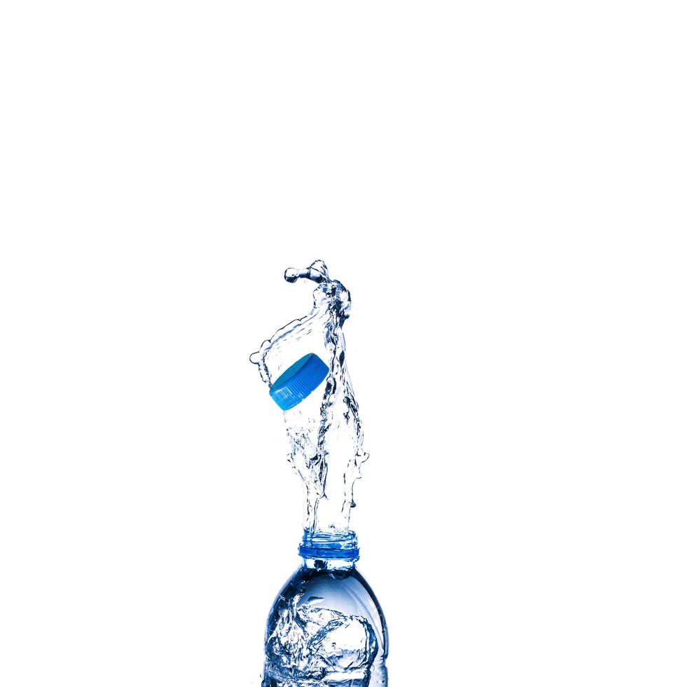 waterspatten uit een plastic fles foto