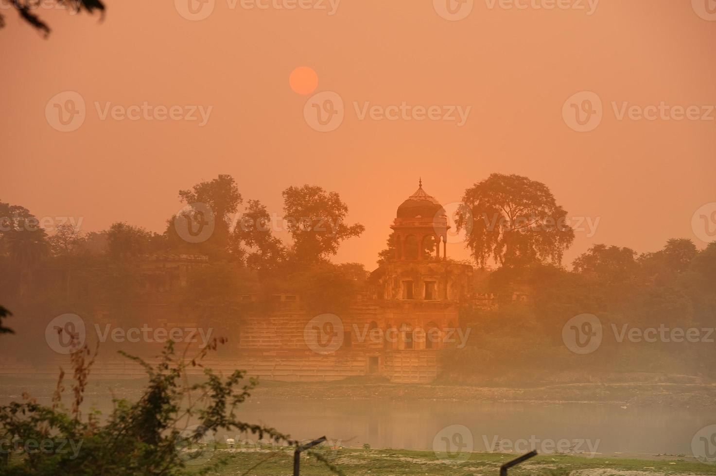 Agra, India - 8 november 2019, gebouw aan de rivier bij zonsopgang foto