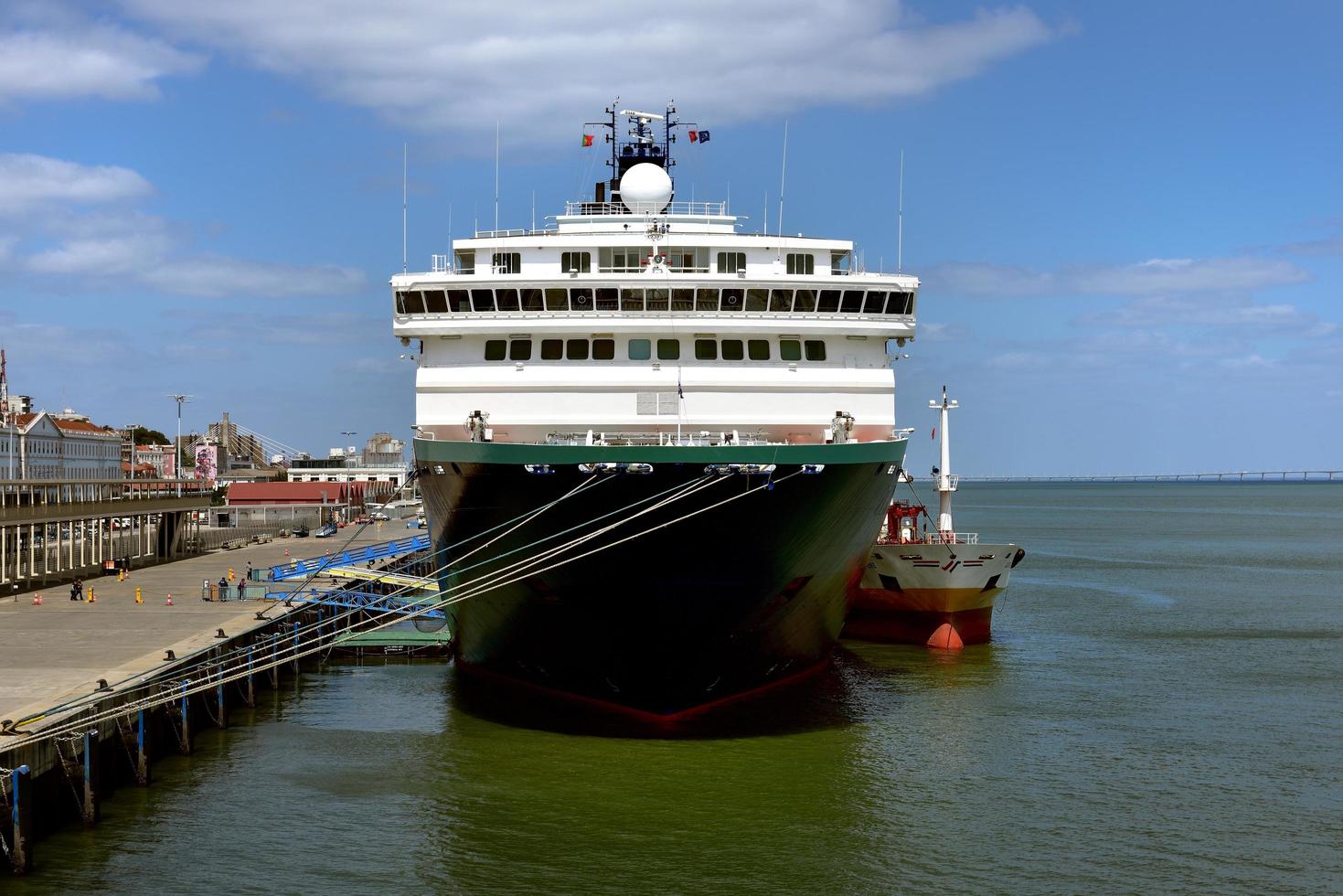 lissabon, portugal - 26 april 2019, zenith cruiseschip in lissabon foto