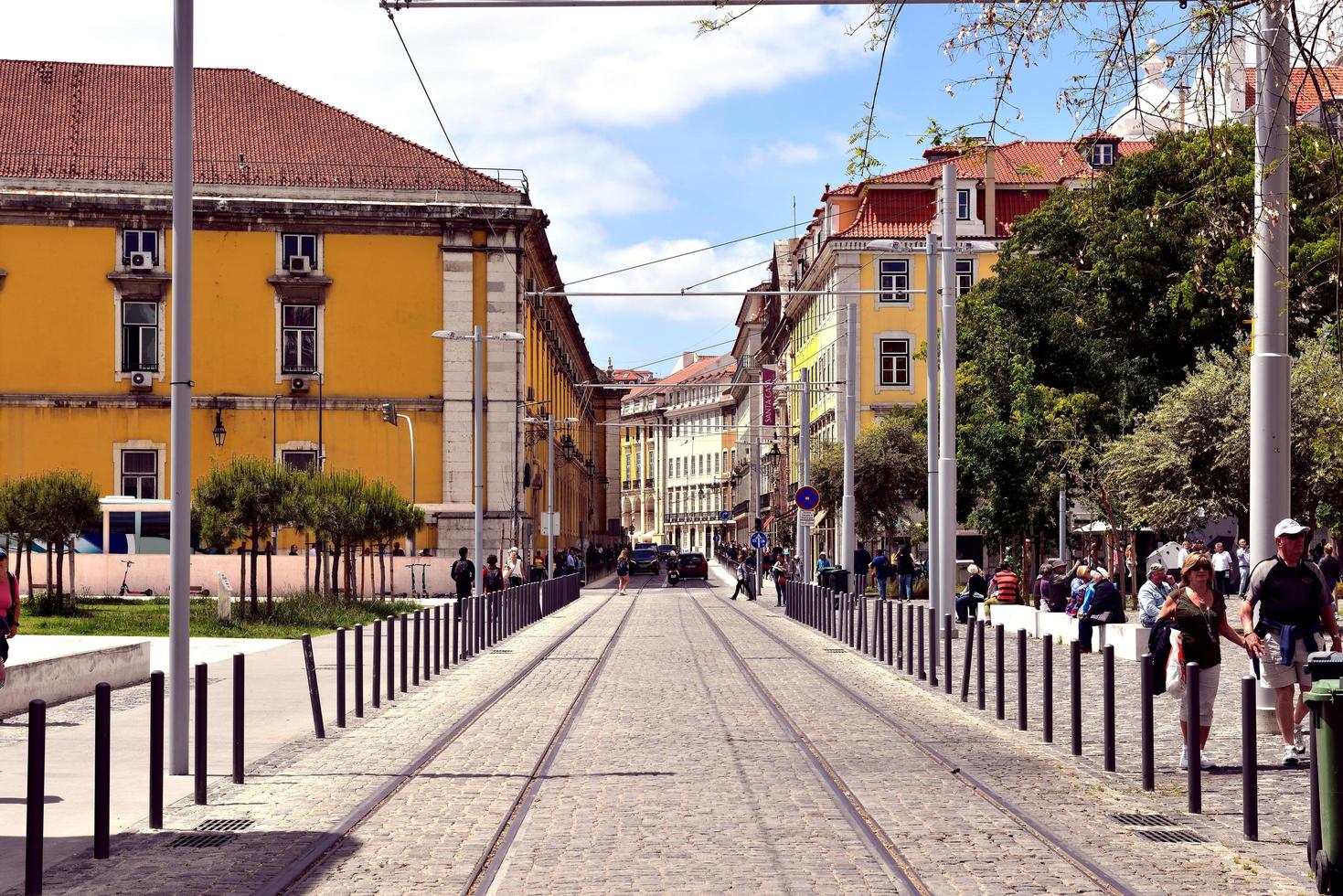 lissabon, portugal - 26 april 2019, kijkend langs de tramlijnen foto