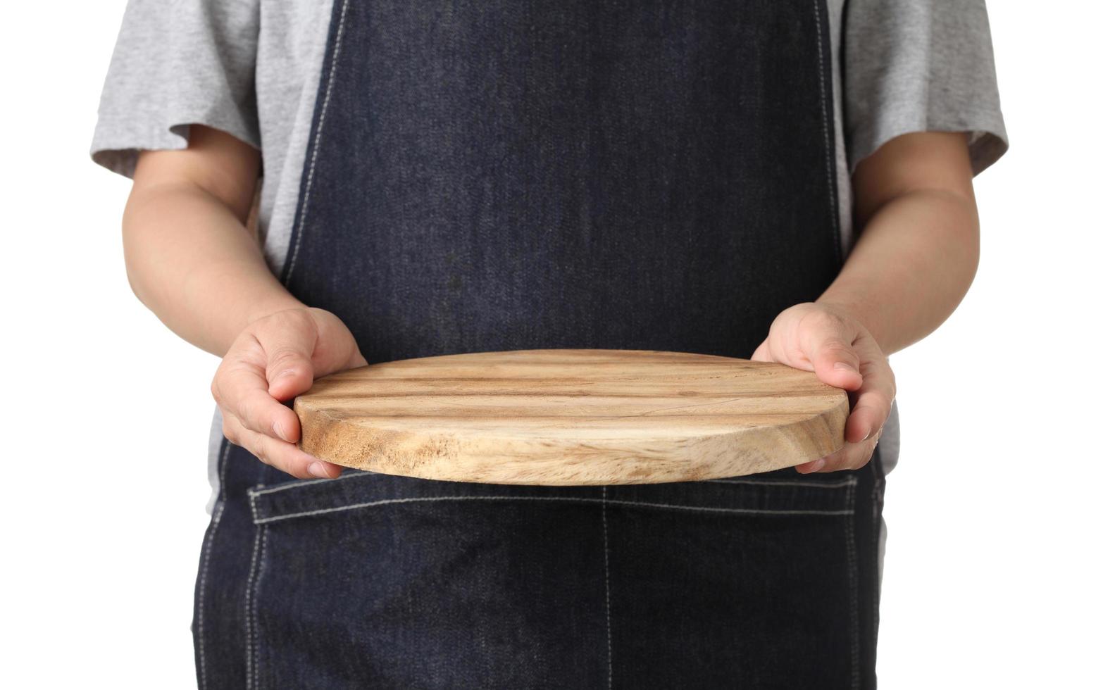 chef-kok die houten snijplank op witte achtergrond houdt foto