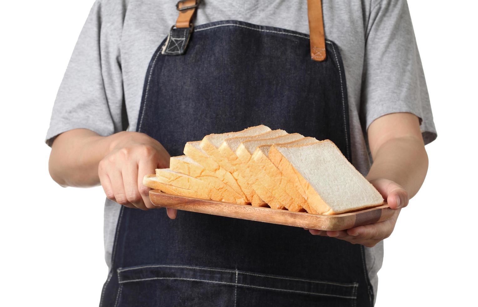 chef-kok met toast tarwebrood gesneden op witte achtergrond foto