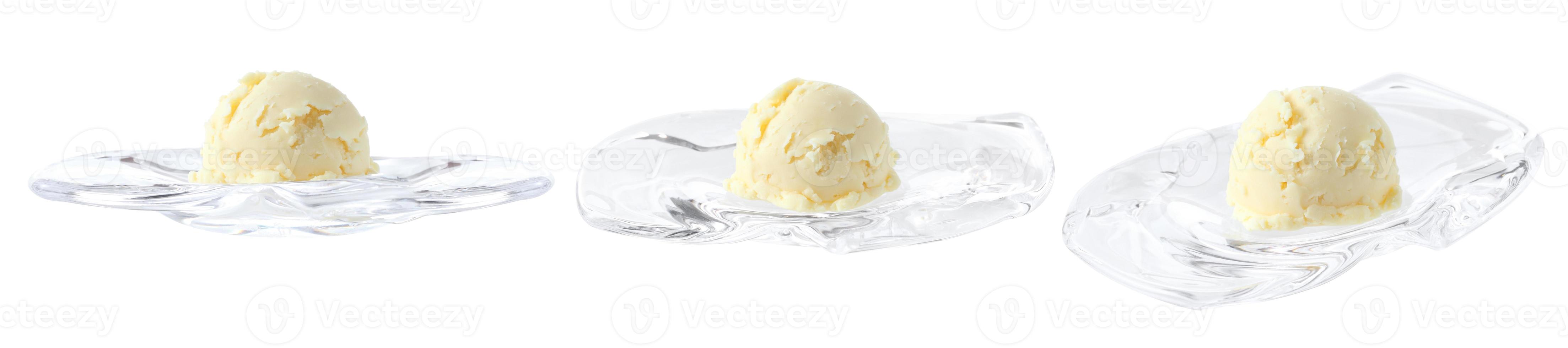 vanille-ijs in mini glazen dienblad op witte achtergrond foto