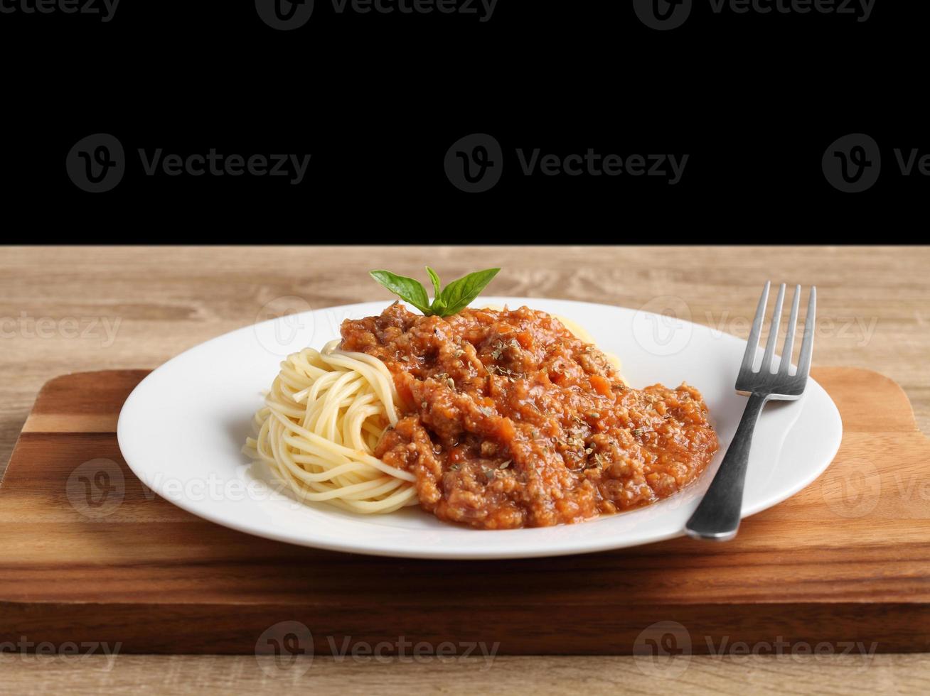 close-up van een vork met spaghetti en rode saus in witte schotel foto