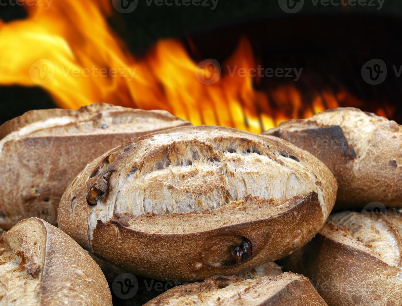 mand met brood gebakken in een houtoven foto