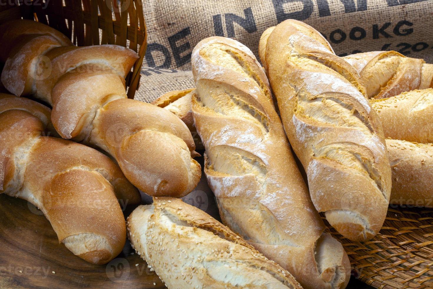 mand met brood gebakken in een houtoven foto