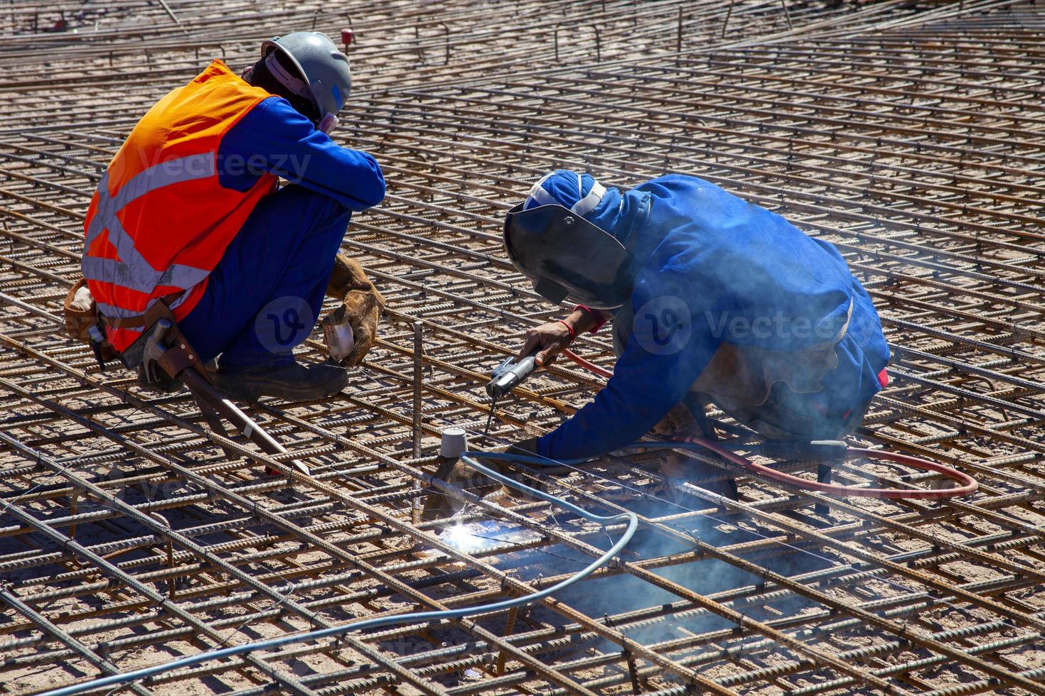 arbeiders op de bouwplaats foto
