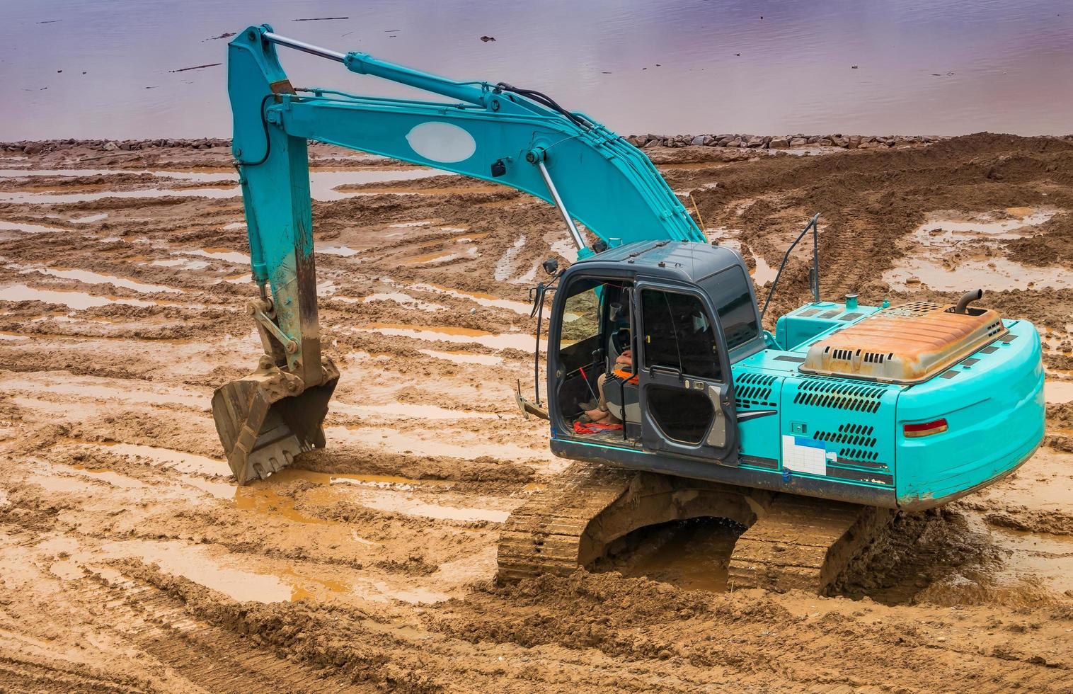 blackhoe is bezig met het uitbaggeren van de grond. foto