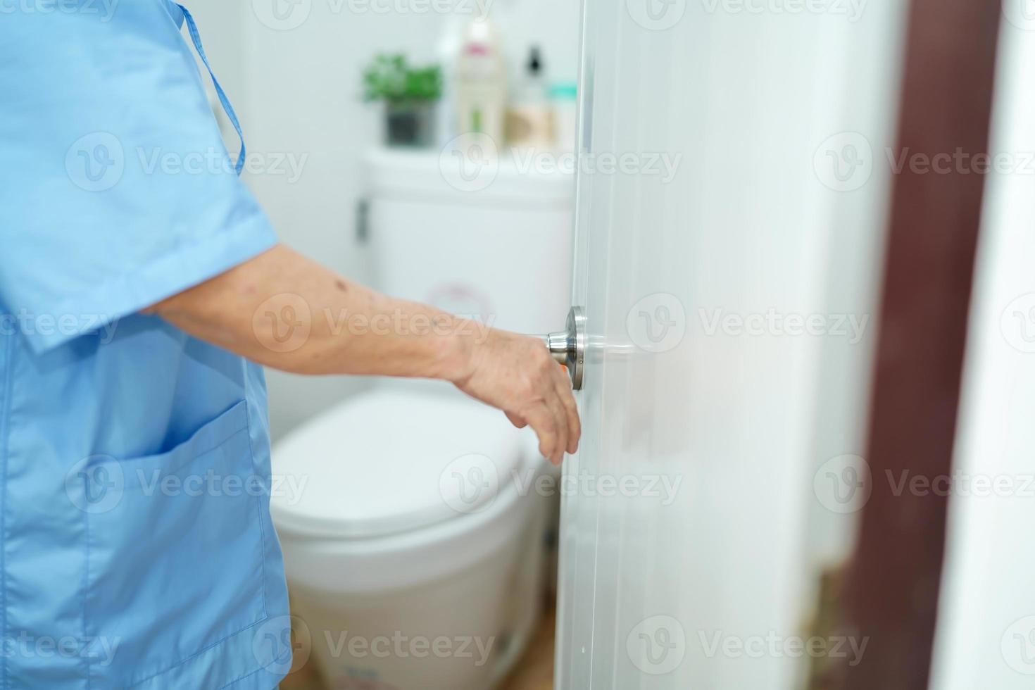 Aziatische senior vrouw patiënt open toilet in het ziekenhuis. foto