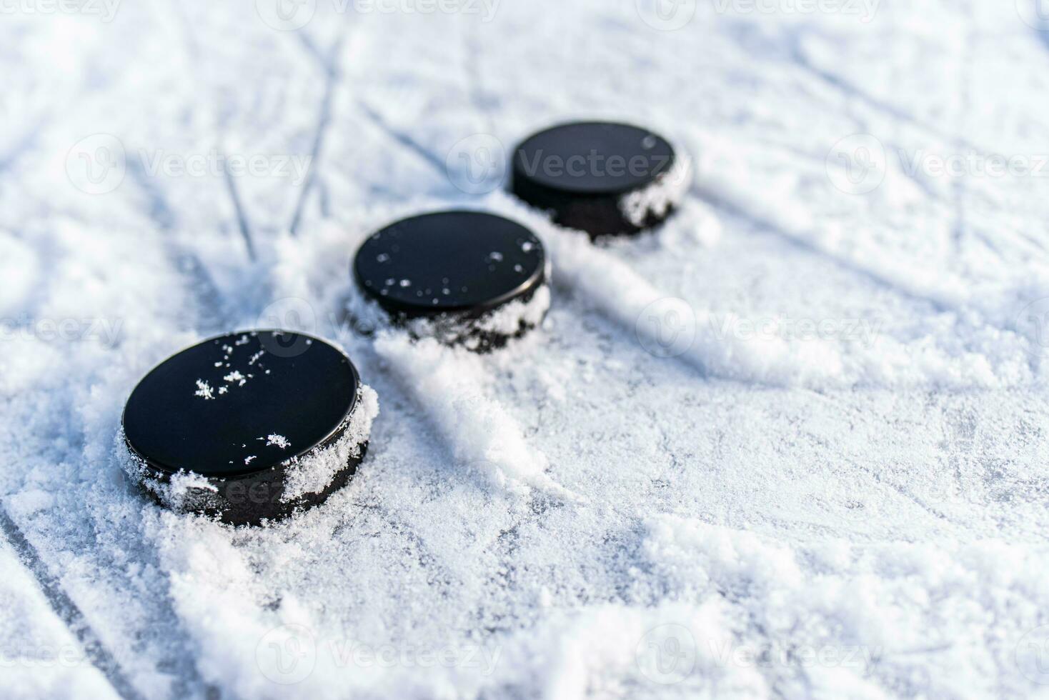 zwart hockey pucks leugens Aan ijs Bij stadion foto