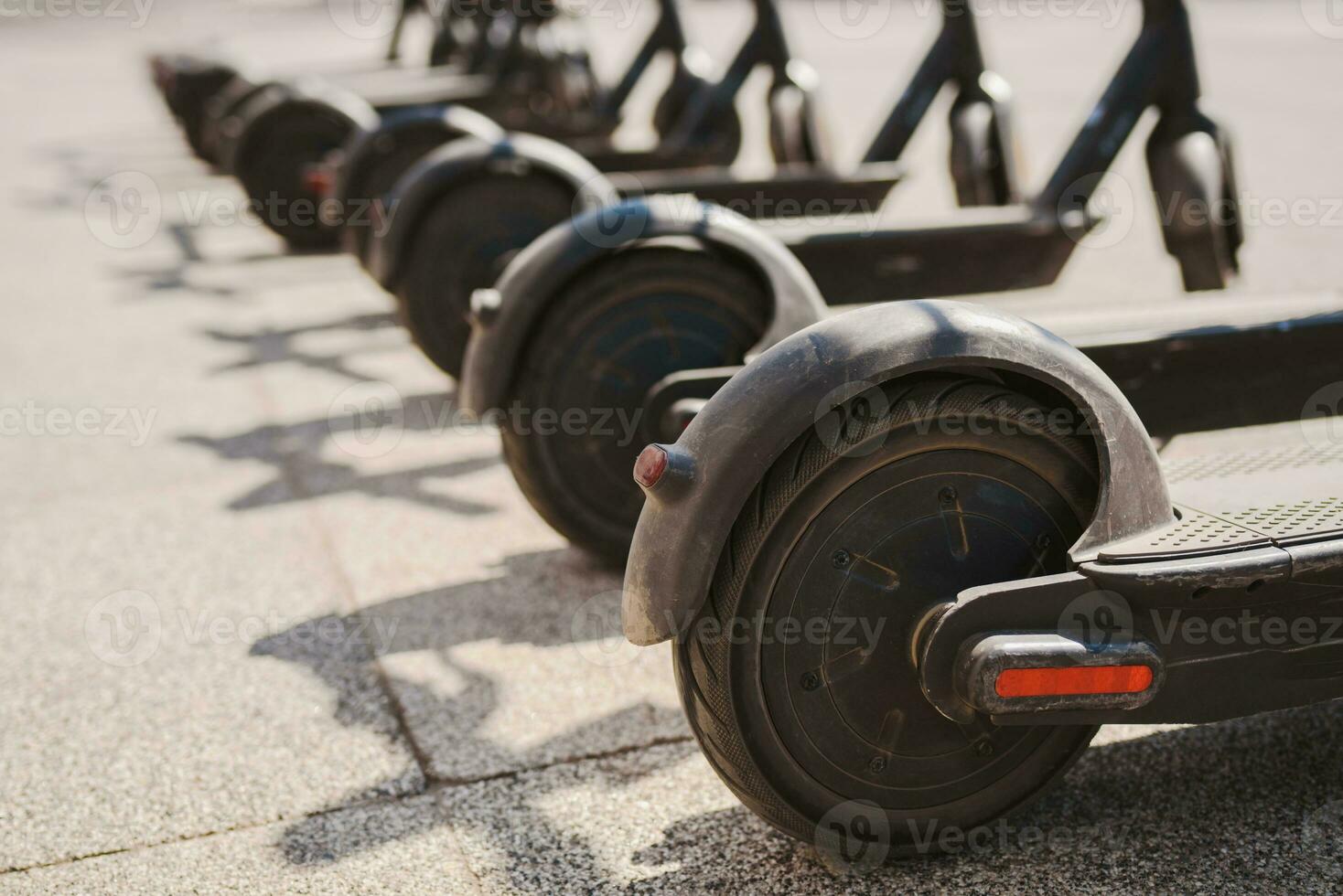 elektrisch scooters zijn geparkeerd in de stad centrum. modern openbaar mobiel vervoer foto