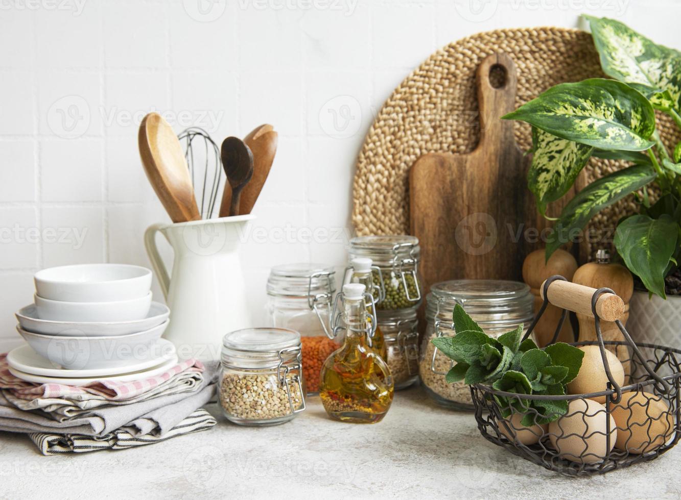 keukengerei, gereedschap en servies aan foto