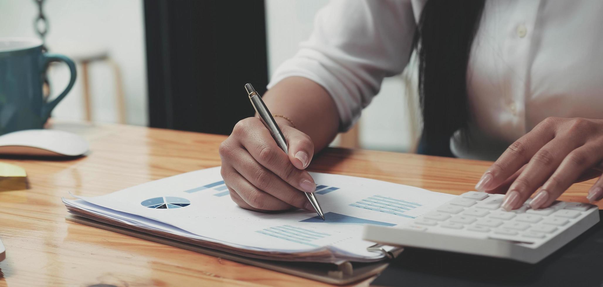 zakenvrouw die in financiën en boekhouding werkt, analyseert financiële foto