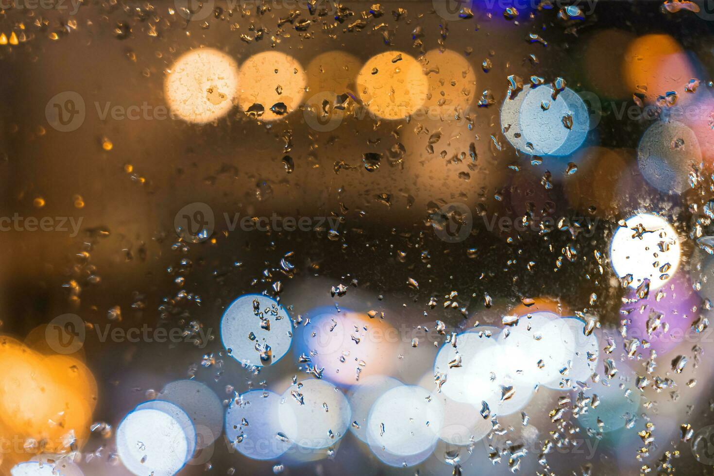 stad visie door de venster Aan een regenachtig nacht, regen vallend Aan de venster met licht effect foto