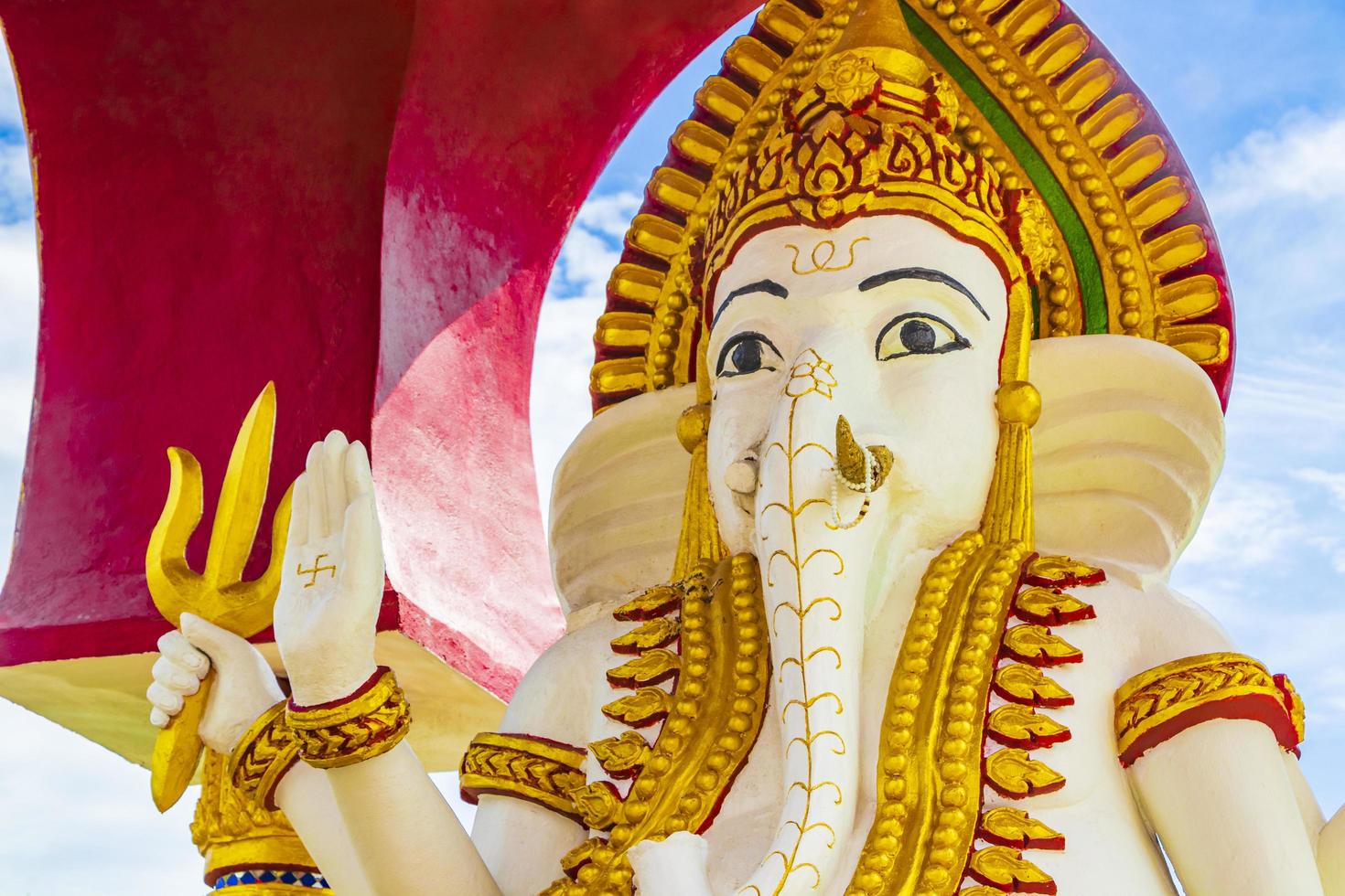 standbeeld van de olifantsgod bij wat plai laem-tempel op het eiland van koh samui, thailand foto