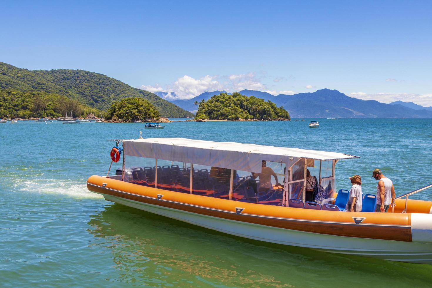 boottocht op het strand van abraao en ilhas do macedo, ilha grande, brazil foto