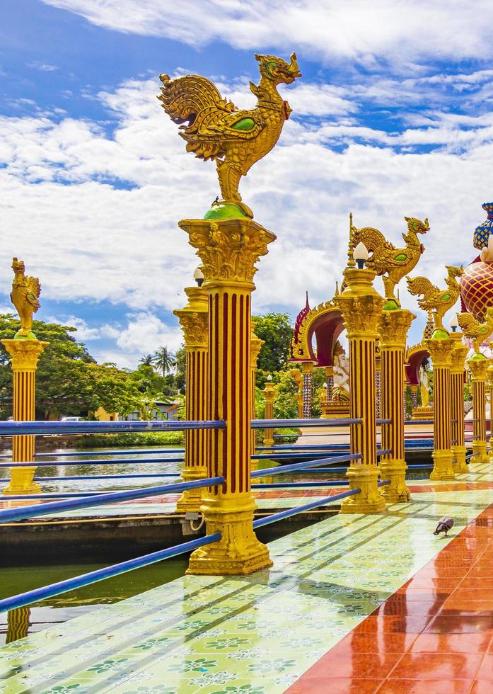 kleurrijke architectuur bij wat plai laem-tempel op het eiland van koh samui, thailand, 2018 foto