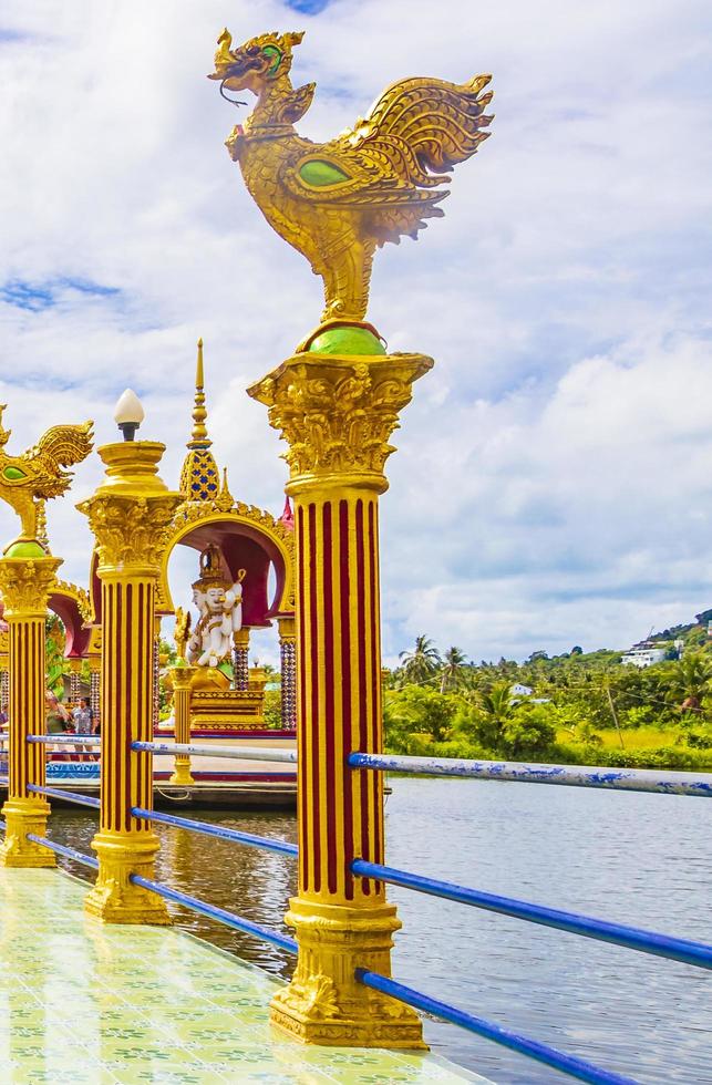 kleurrijke architectuur bij wat plai laem-tempel op het eiland van koh samui, thailand, 2018 foto