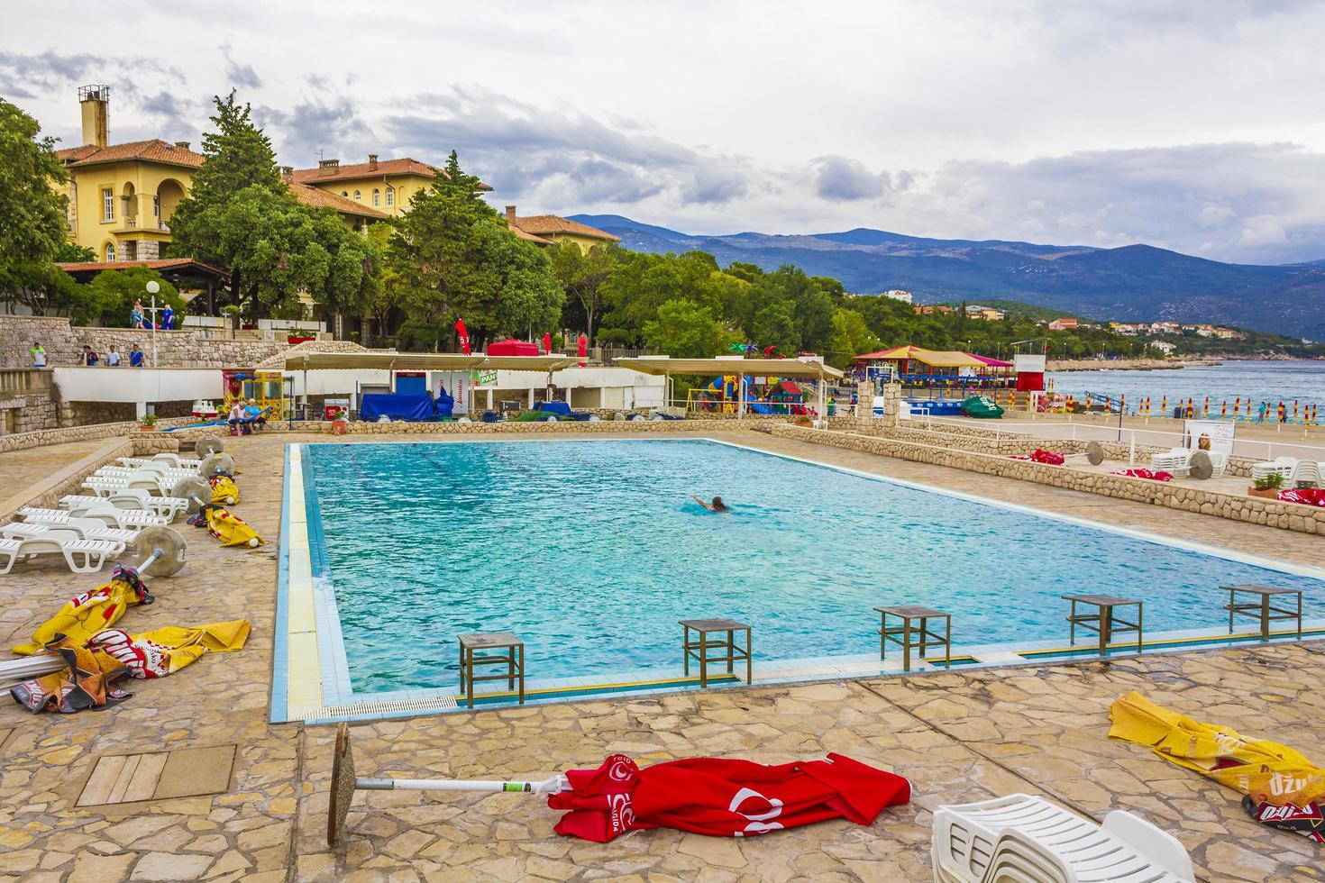 zwembad aan het strand en boulevard in novi vinodolski, kroatië foto