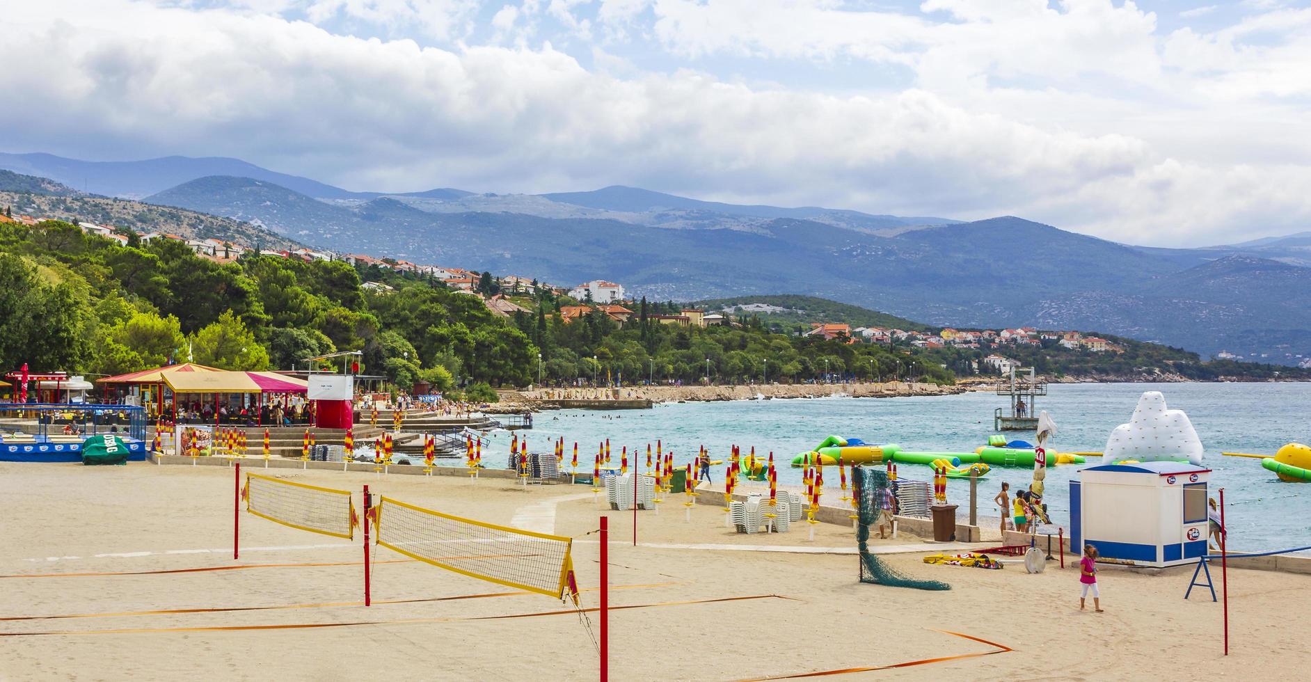 prachtig zand- en rotsstrand en promenade in novi vinodolski, kroatië foto