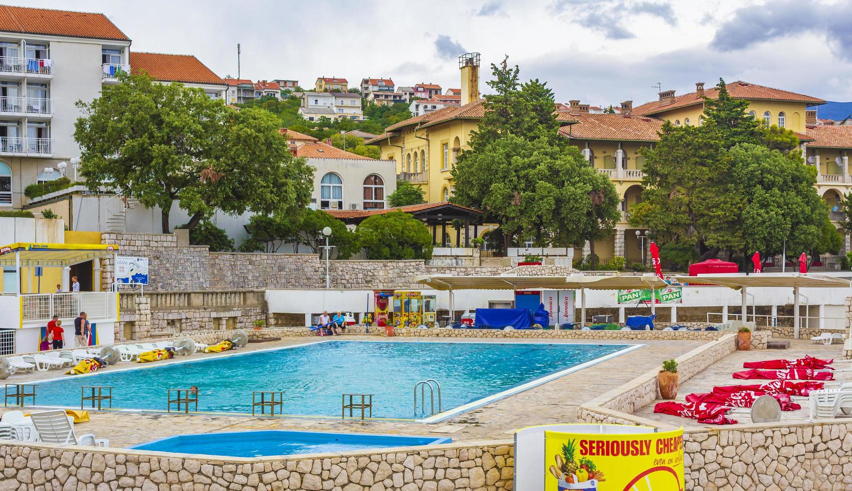 zwembad aan het strand en boulevard in novi vinodolski, kroatië foto