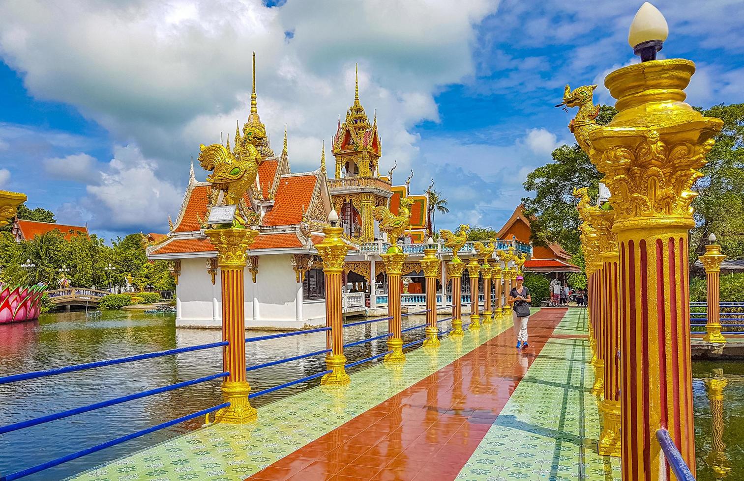 kleurrijke architectuur en standbeelden bij wat plai laem-tempel op het eiland van koh samui, surat thani, thailand foto