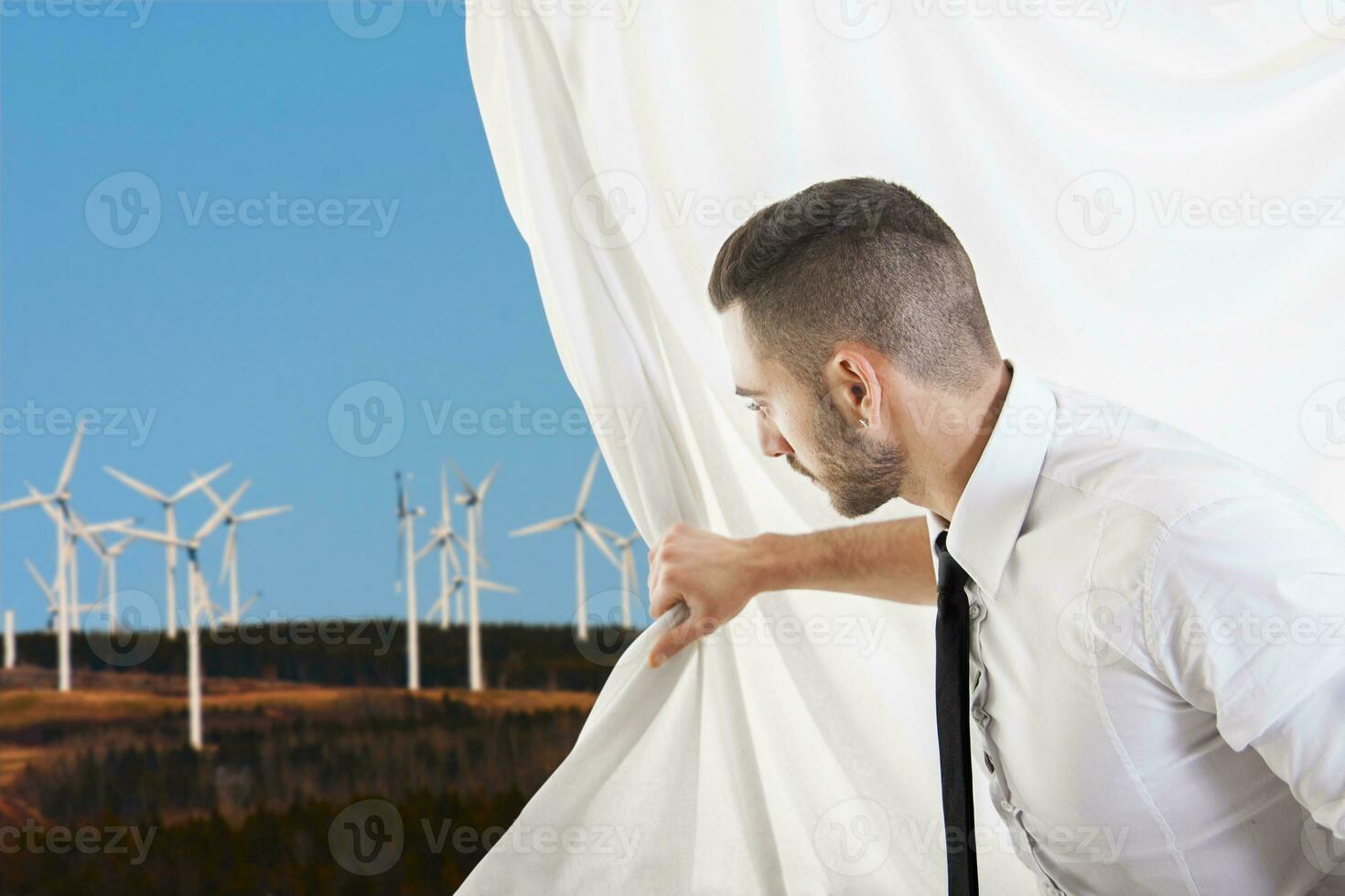 zakenman trekt de gordijn en ontdekt wind turbines foto