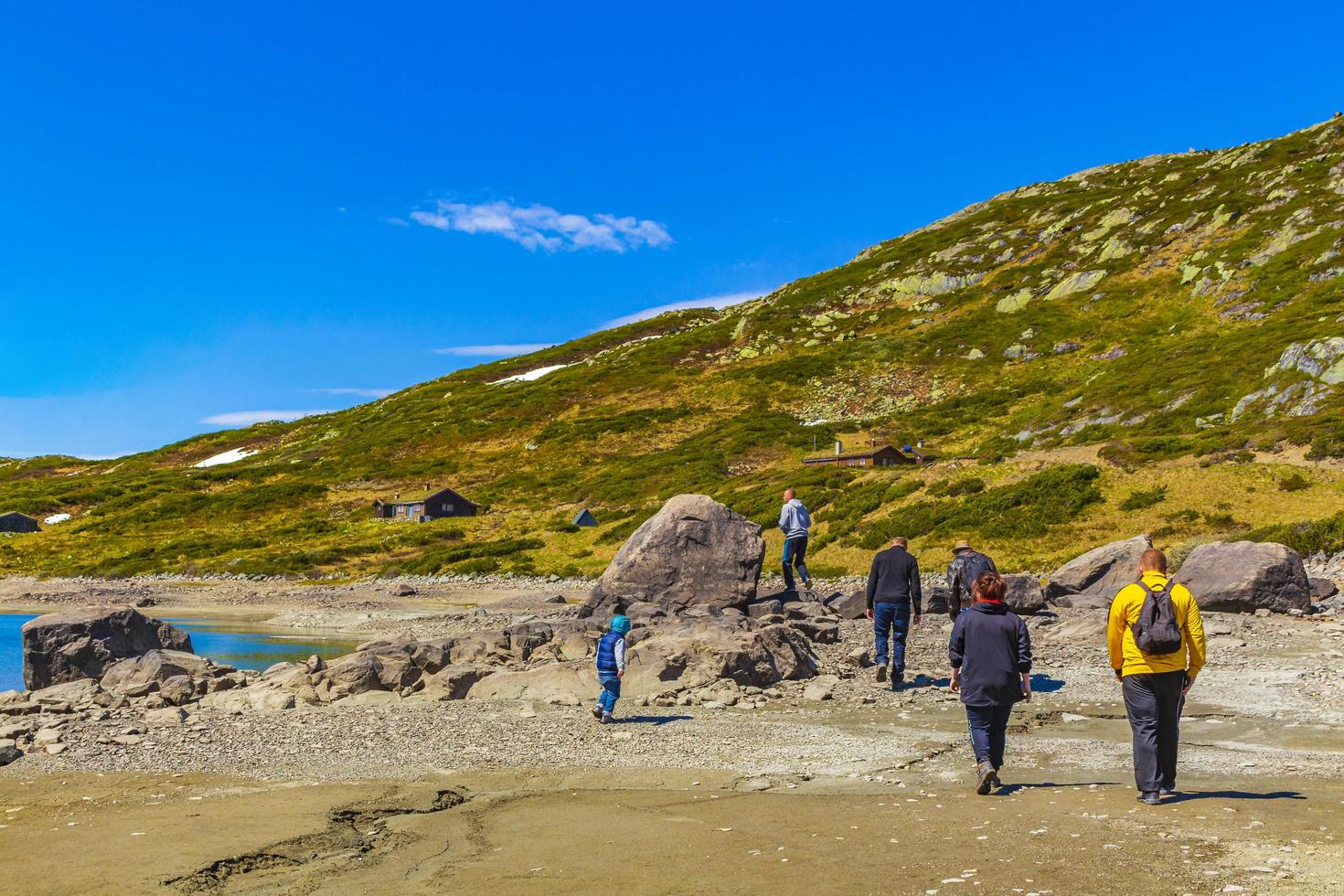 wandelaars bij het vavatn-meer bij hemsedal, noorwegen foto