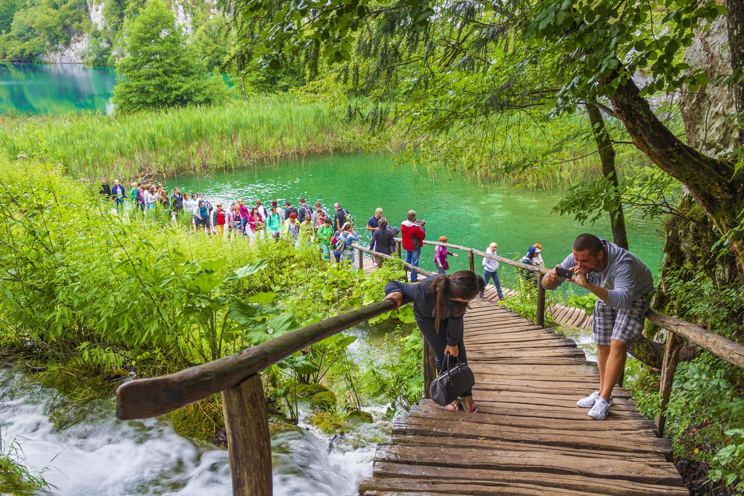 voetgangersbrug in nationaal park plitvicemeren, kroatië foto