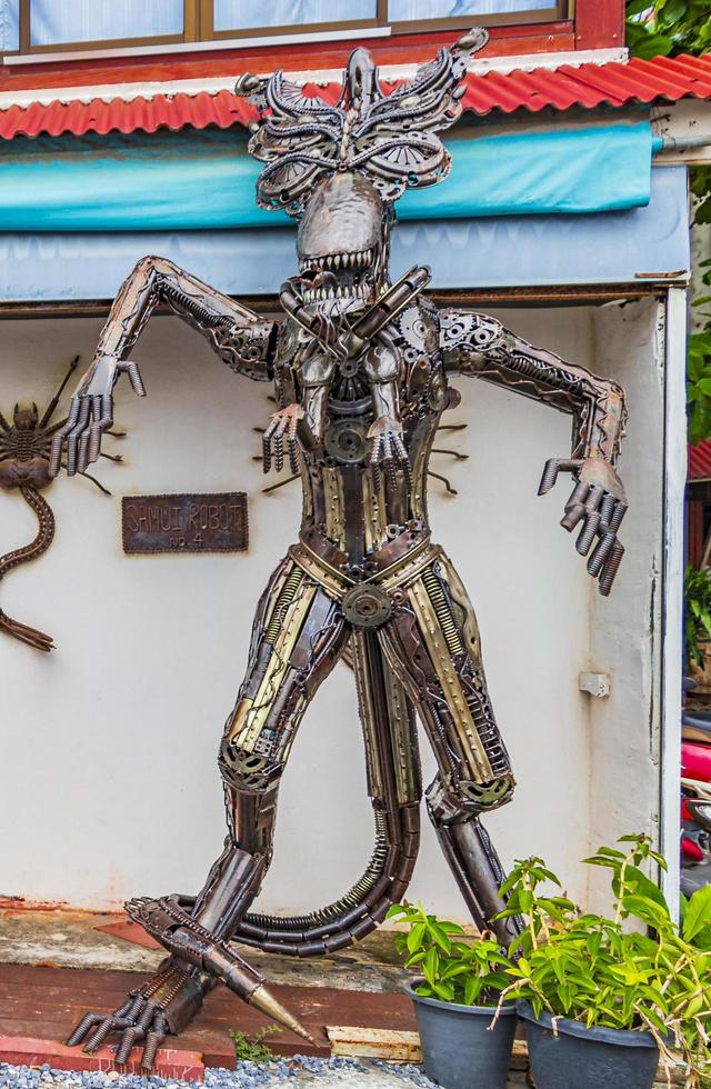 samui-robots gemaakt van metalen onderdelen op koh samui, thailand, 2018 foto