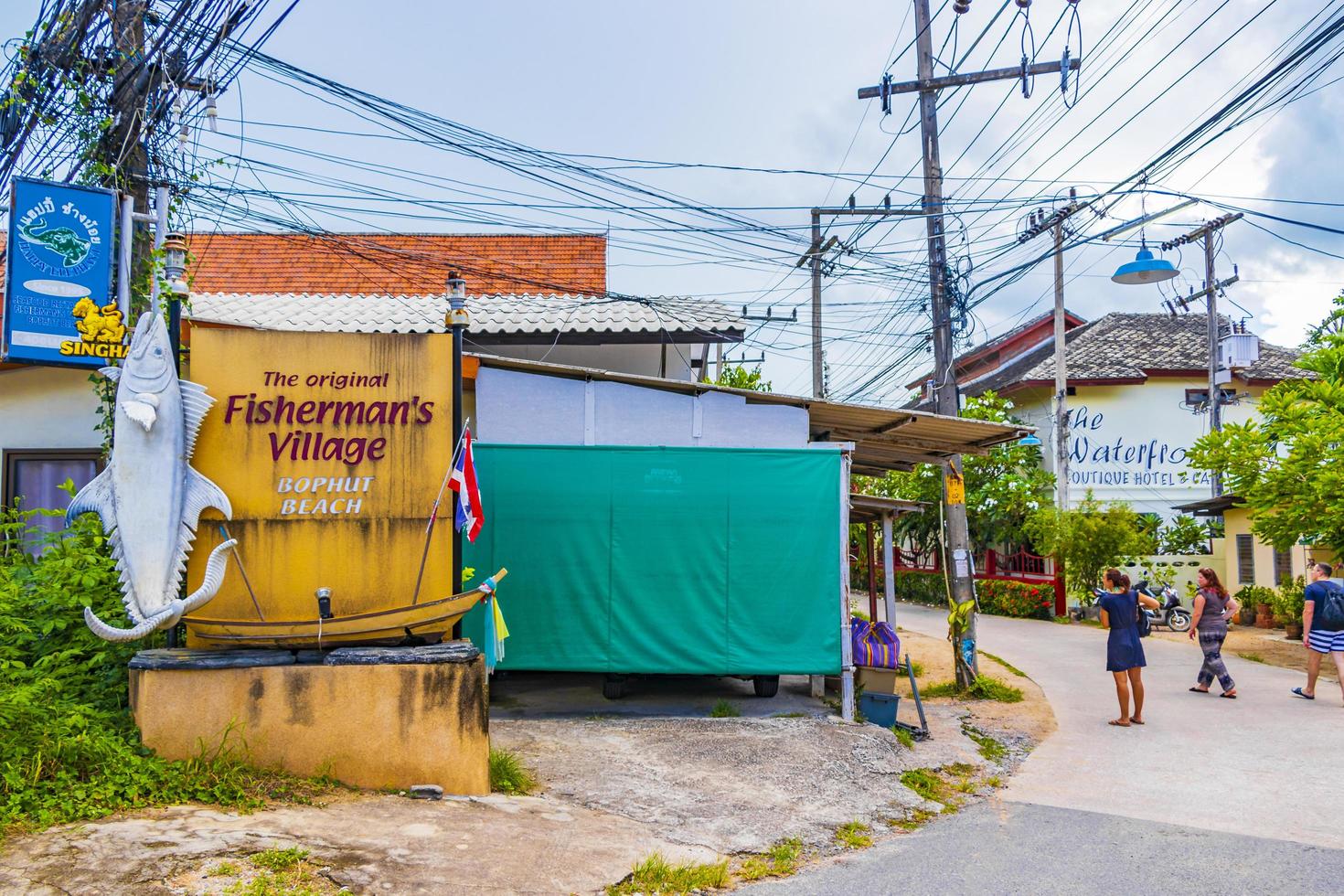 ingang en straat in vissersdorp, bo phut, koh samui, thailand, 2018 foto