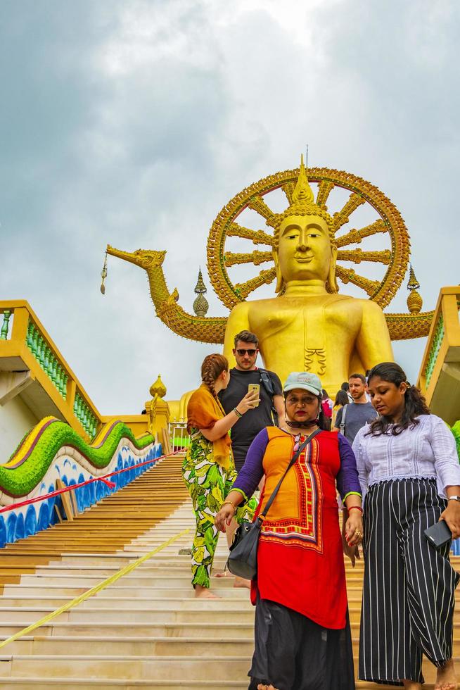 mensen bij het gouden boeddhabeeld bij de tempel van wat phra yai, koh samui, thailand, 2018 foto