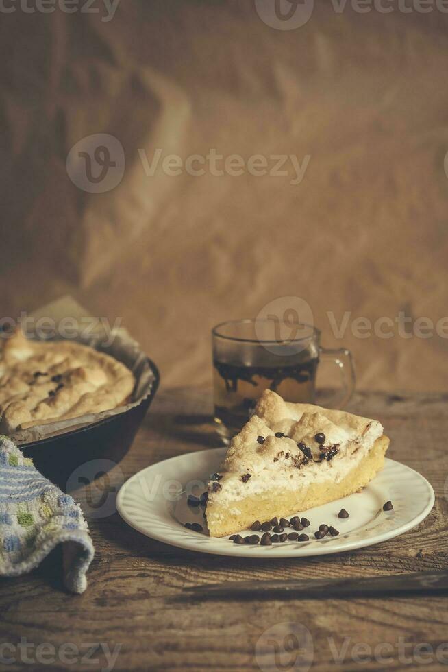 vers gebakken taart Aan de tafel foto