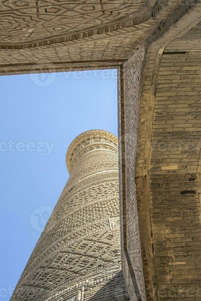 minaret kalyaan. een van de beste gebouwen in de oosten. Super goed minaret of minaret van dood. gedekt met keramisch tegels, vertegenwoordigen verschillend vormen vierkant, cirkel, voor de helft cirkel en driehoek. foto