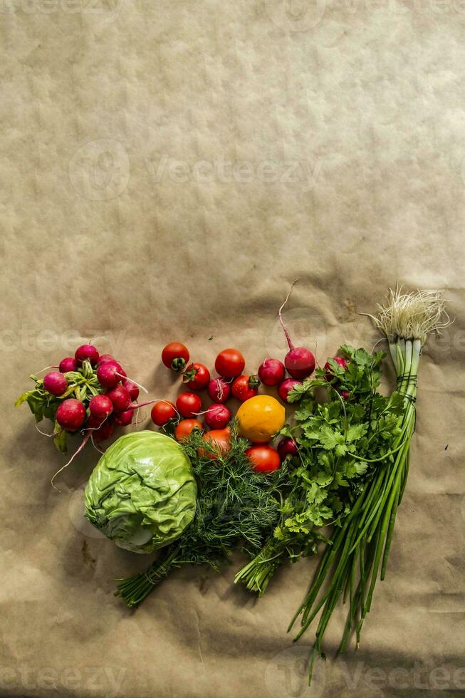 gezond voedsel achtergrond. assortiment van vers groenten Aan papier achtergrond foto