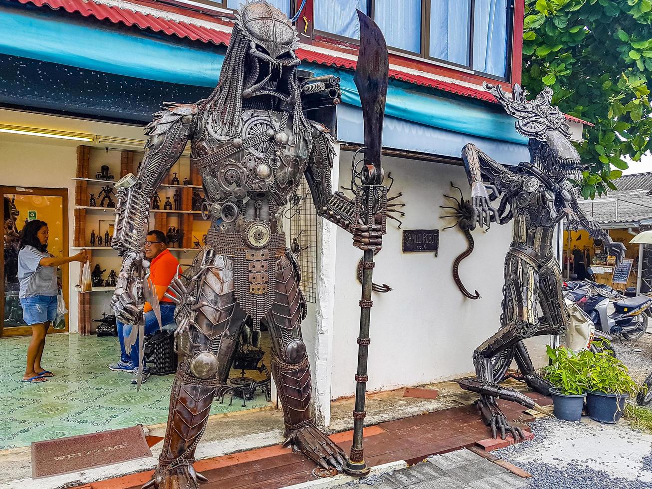 samui-robots gemaakt van metalen onderdelen op koh samui, thailand, 2018 foto