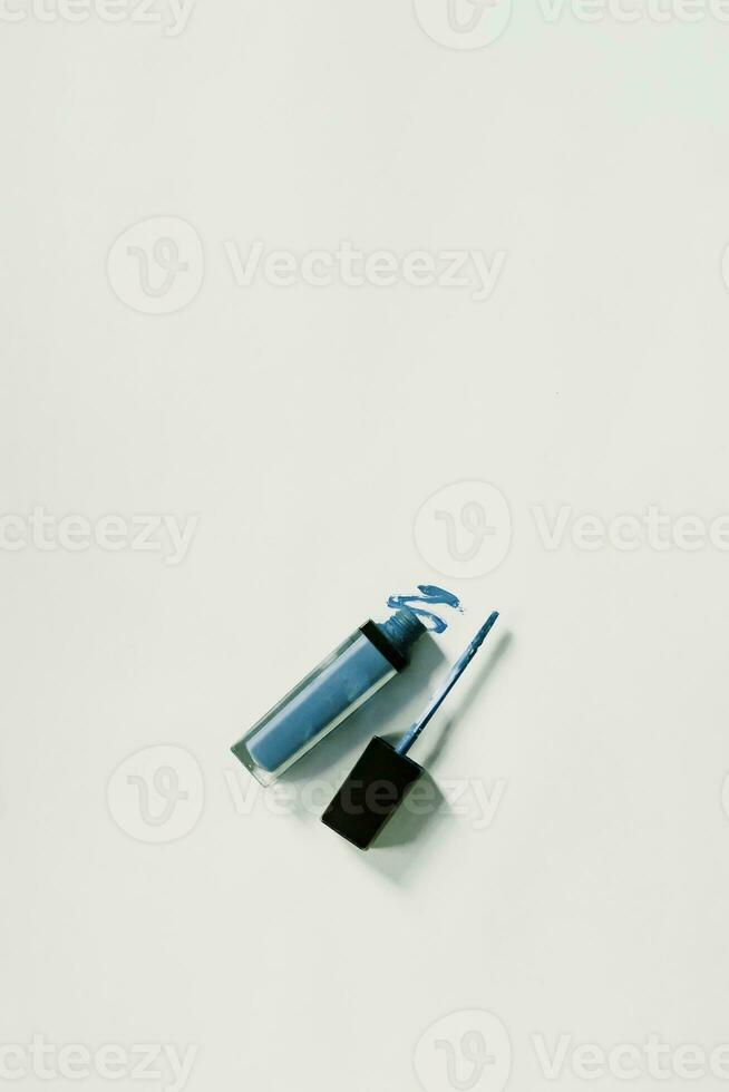 helder blauw geopend nagel Pools fles met een borstel Aan wit foto