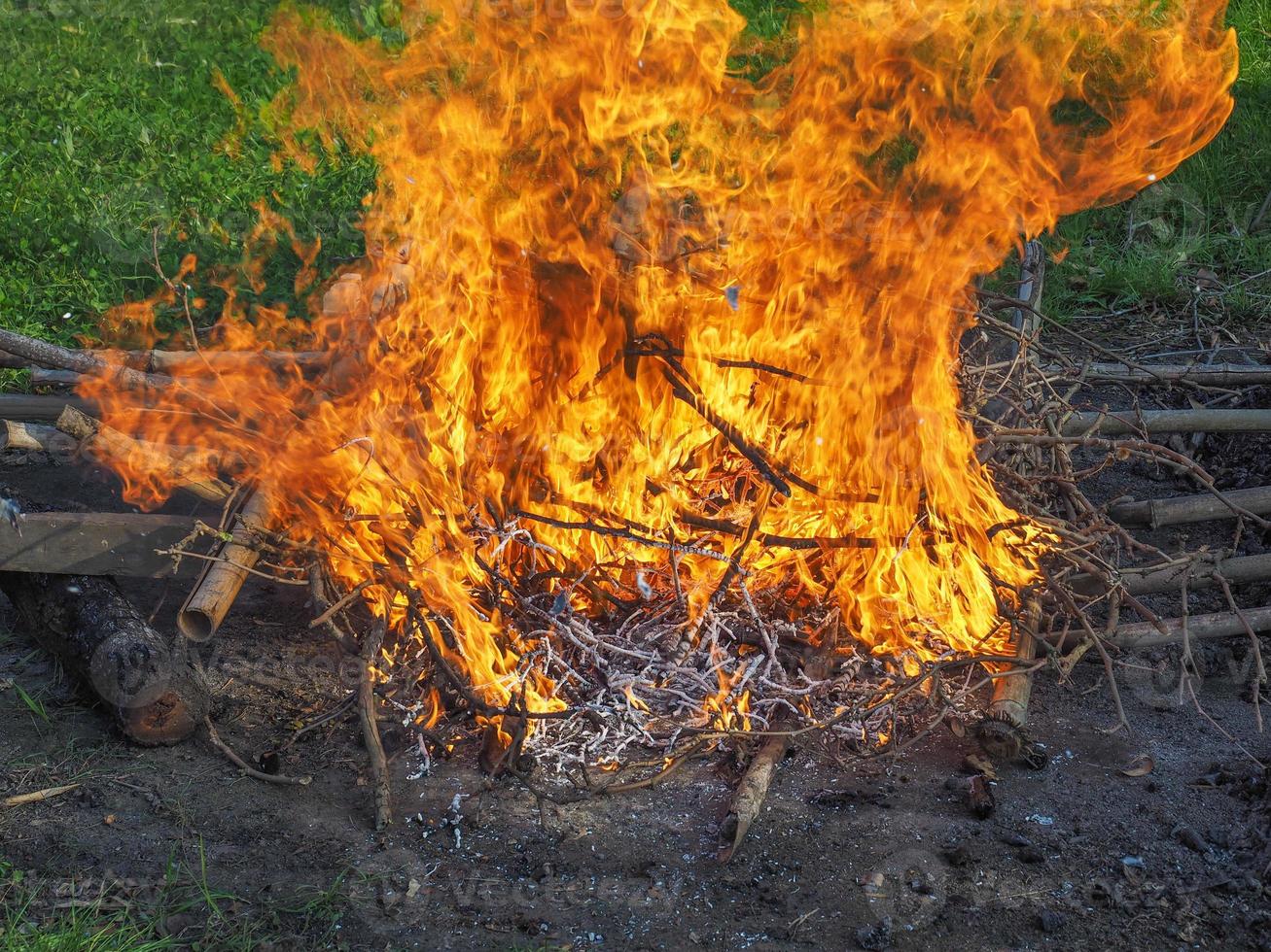 brandende vlam van vuur foto