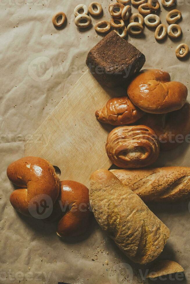 voedsel concept. verschillend type brood. top visie. vrij ruimte voor tekst foto