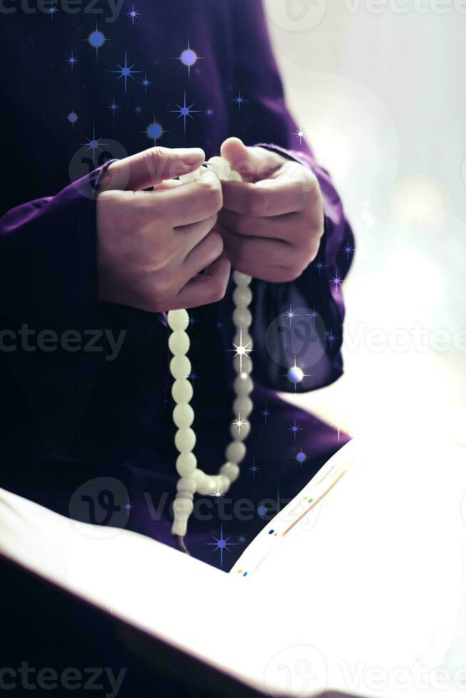 bidden jong moslim vrouw. midden- oostelijk meisje bidden en lezing de heilig koran. moslim vrouw aan het studeren de koran foto