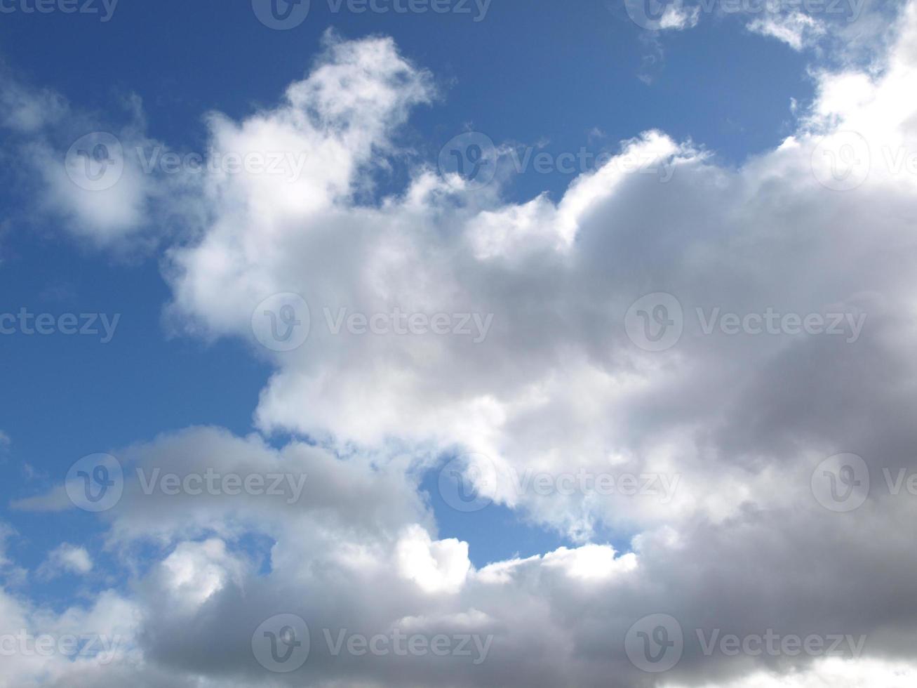 blauwe lucht met wolken foto