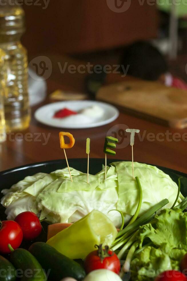 eetpatroon woord gemaakt besnoeiing van groenten en schotel van vers groenten. gezond voedsel concept foto