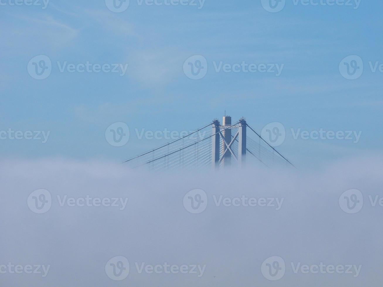 voorwaartse wegbrug over Firth of Forth in Edinburgh foto