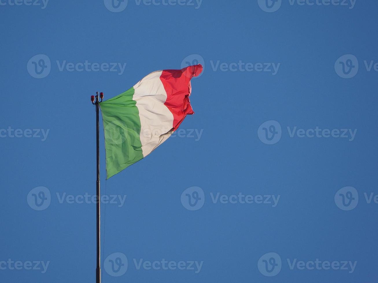 Italiaanse vlag van Italië over blauwe hemel foto