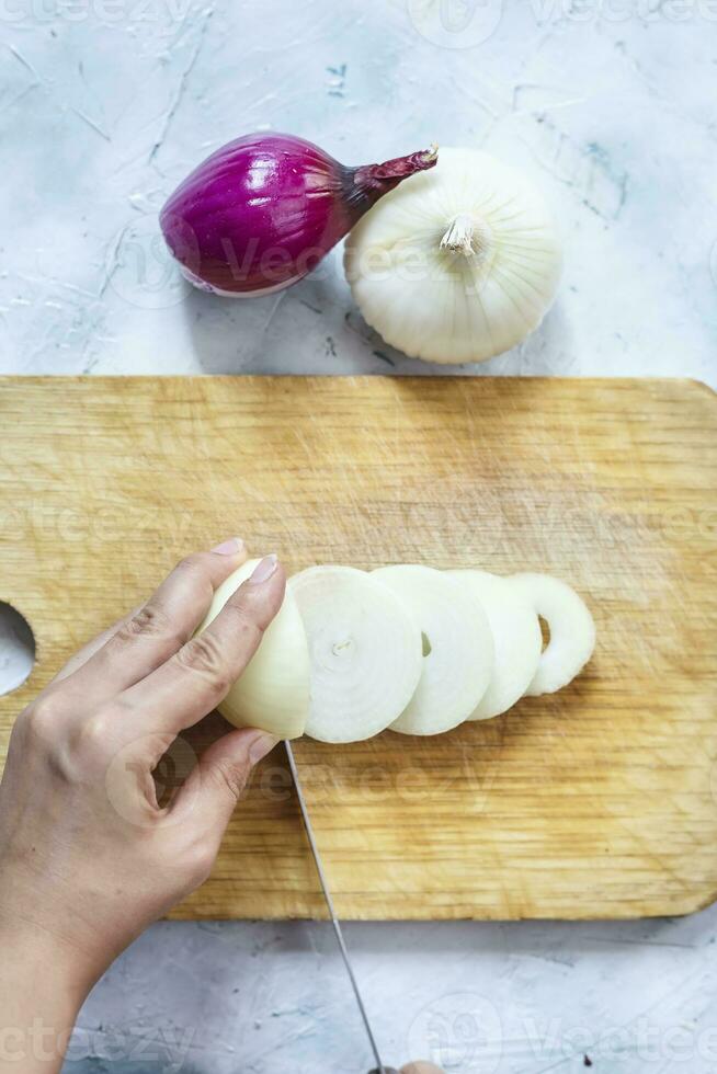 snijdend biologisch uien. voorbereidingen treffen salade foto