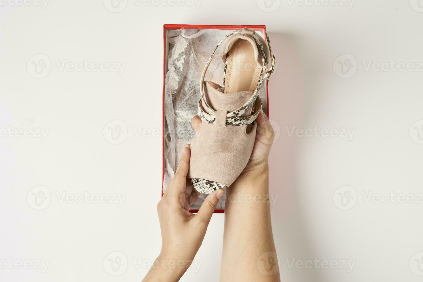 vrouw uitpakken nieuw hoog hiel- schoenen foto