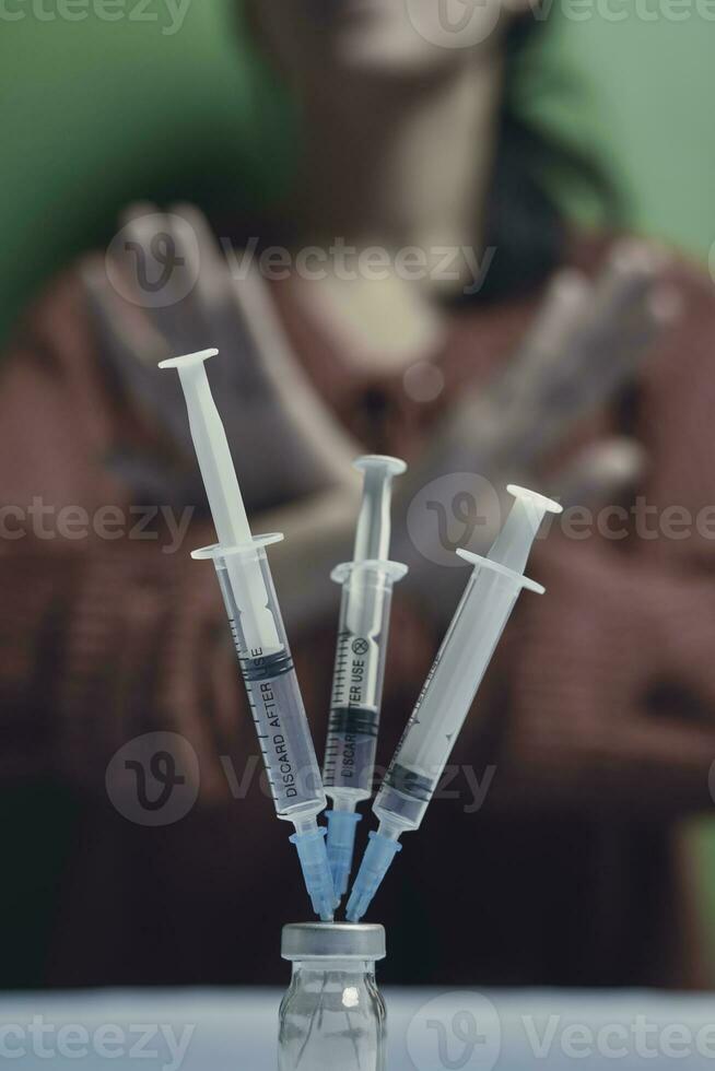 een vrouw weigeren covid-19 vaccin foto