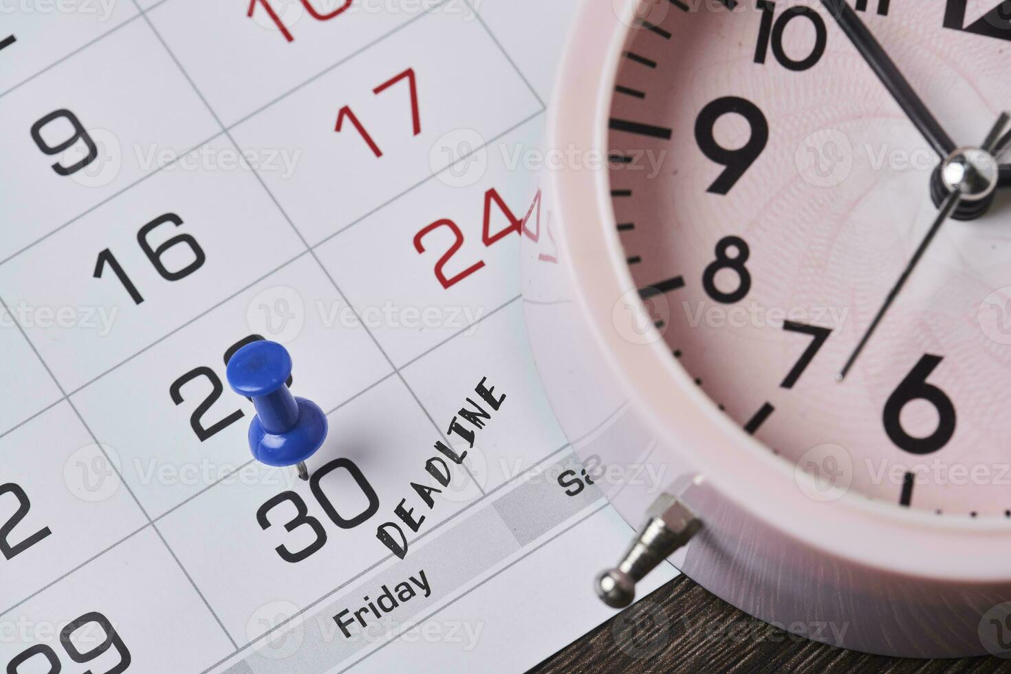 deadline concept met Duwen pin Aan maandelijks kalender en alarm klok foto